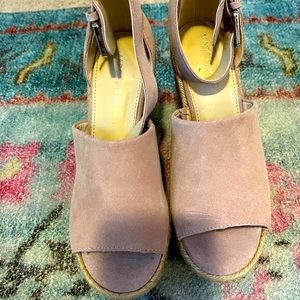 Pink nude Marc Fisher wedges sz 5.5